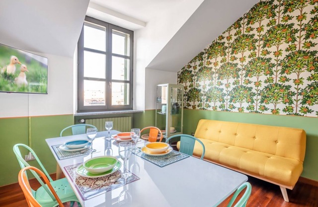 Chic apartment perfect for 6 people is located next to Campus Einaudi, in a area full of clubs and well connected by public transport to reach Porta Nuova, a few steps from the Mole Antonelliana, Piazza Castello and the Porte Palatine. The flat is equipp