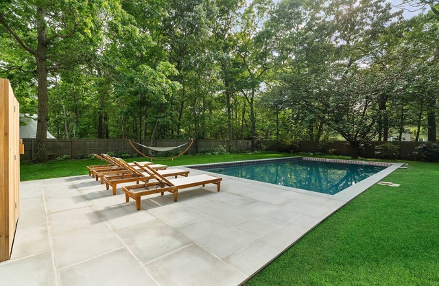 Chic, bright 5 bedroom in East Hampton with Pool & Land Rover