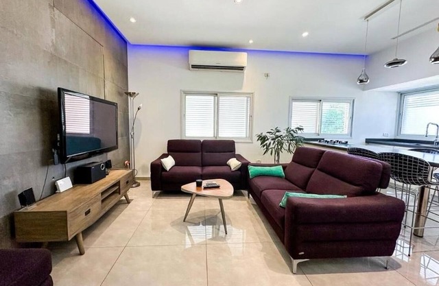 Chic central 2BR Apt, Equipped Kitchen & Spacious Living – 5 Min to Beach,