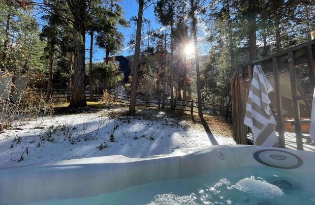 Chic chalet w/hot tub, ping-pong, arcade bball