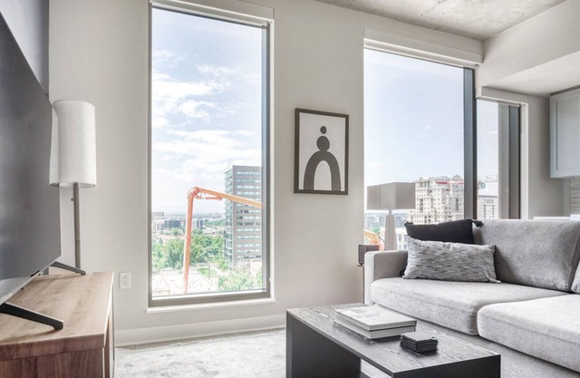 Chic Golden Triangle 1BR w/ Pool, Gym & W/D, next to Park, by Blueground