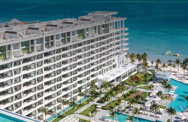 Chic hotel with gorgeous pools and views in beautiful Cancún