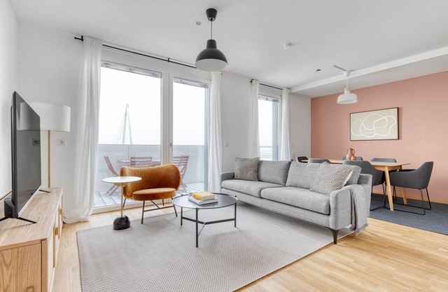 Chic Marinatower 3BR w/Gym & Elevator, nr metro U2, by Blueground