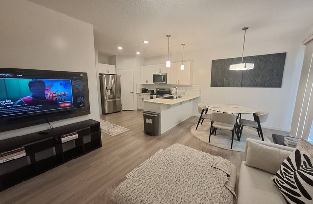 *Chic Modern 4BDRM Home- 2 King Bed,2 living room*