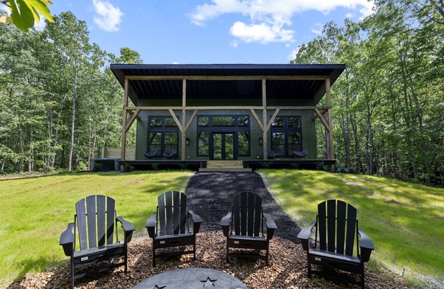 Chic Monteagle Cabin | Scenic Views & Serene Vibes