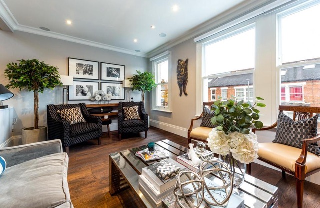 Chic & Stylish Southfields Home by the High Street