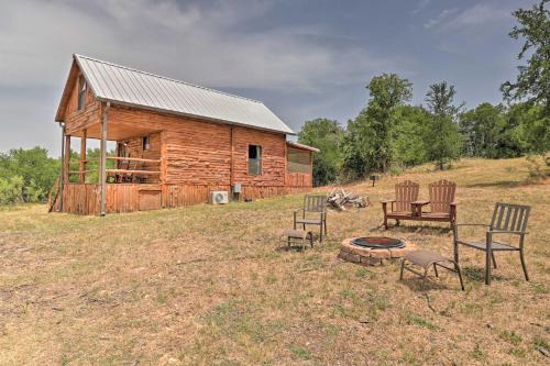Chic Thorndale Cabin with Fire Pit and Paddleboat!