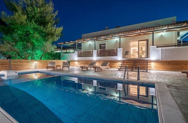 Chloe-4 Bedroom villa with Private Pool and Garden view