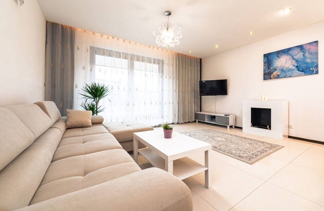 City Center Apt - Parking, Balcony, Workspace, AC - by Rentujemy