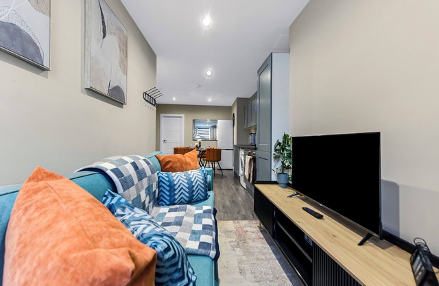 City Paradise- 3 BDR Flat w/Spacious Garden