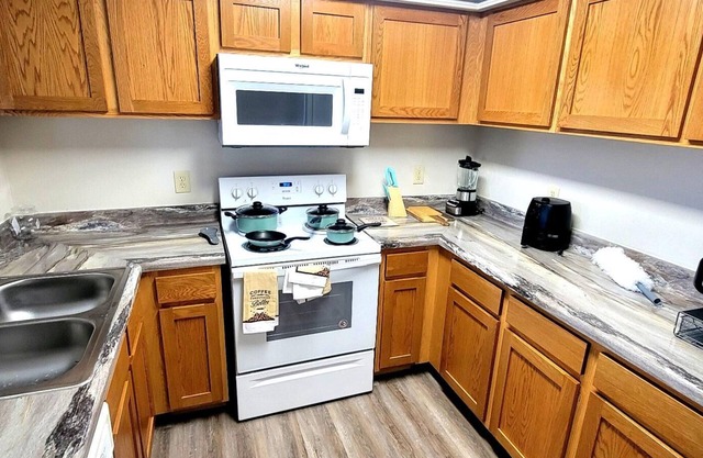 CITY RETREAT -KING BED,Pets,AC, full kitchen WiFi,5 MINS MERCY ,5 min mall