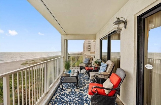 CK our super low rates for the fall in this 3 bedroom 2 bath direct ocean front