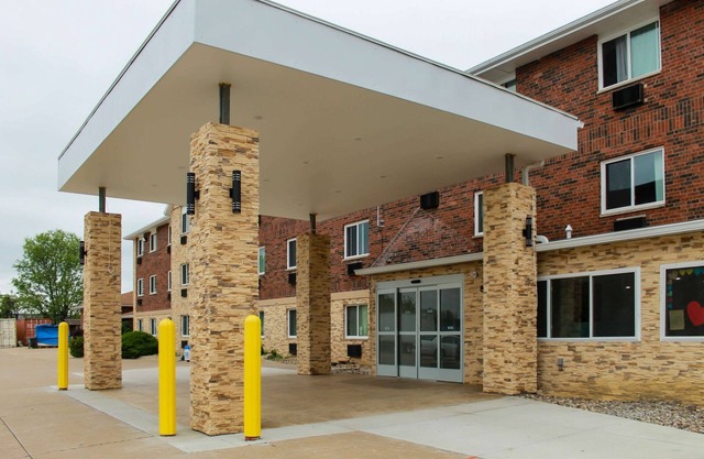 Clarion Pointe Bettendorf - Quad Cities