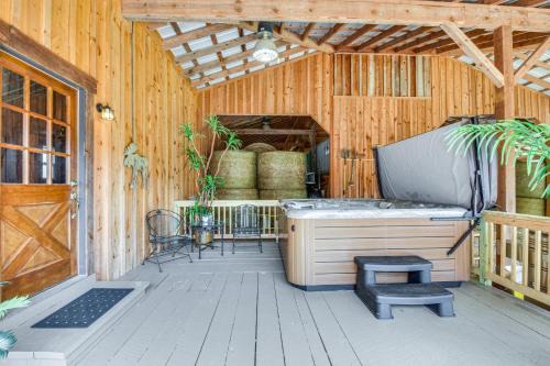 Clarkesville Rustic Hideaway on 38-Acre Farm!