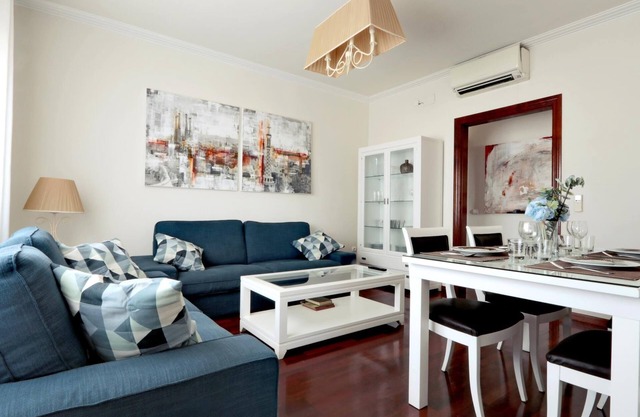 CLASSBEDROOM FIRA BUSINESS APARTMENT