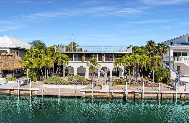 Classic 2 bedroom, 2 Bath Islamorada Home with Dockage