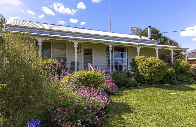 Classic Cottage Minutes to the Beach