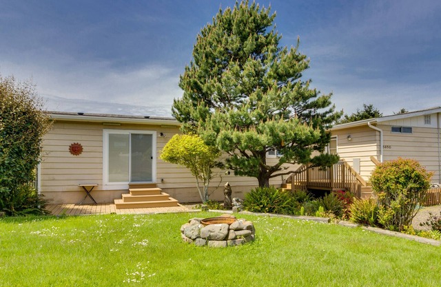 Classic Home with Partial Ocean Views, Horseshoe Pit - Close to Beach