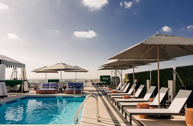 Classic Reunion at the Rooftop Poolside Bar, Spacious Unit! Pet-friendly