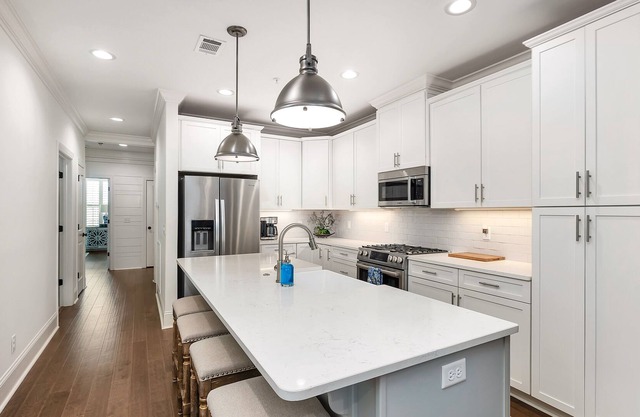 Classic Town Home convenient to Causeway