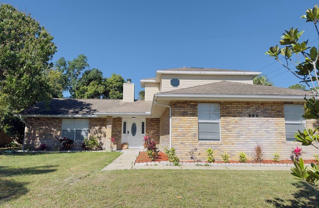 Classy Comfy 3-bedroom house with AC in Palm Bay