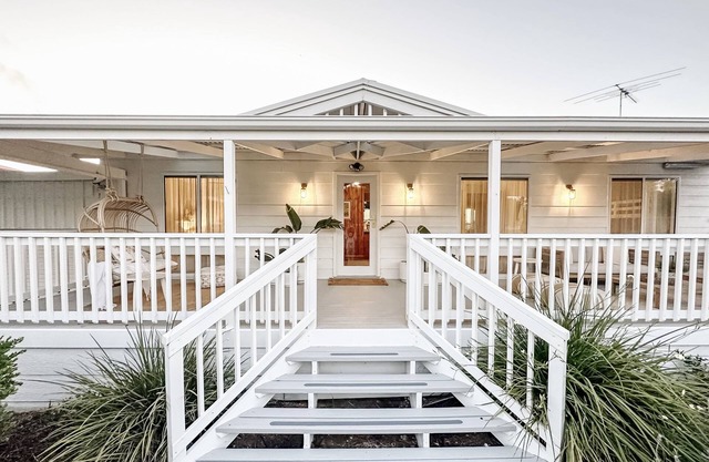 Clayton Bay Cottage - Pet Friendly - 3 Bedrooms - 2 Bathrooms - Smart TV - WIFI