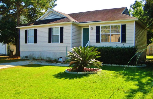 Clean and Cozy Savannah House Near Tybee Beaches!