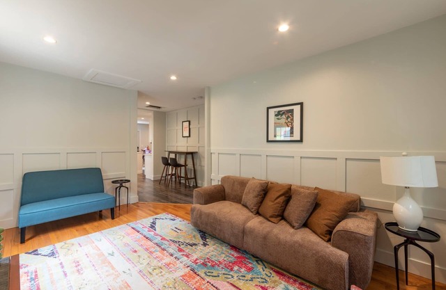 Clean and Quiet 4 bedroom Flat near Downtown and Campus