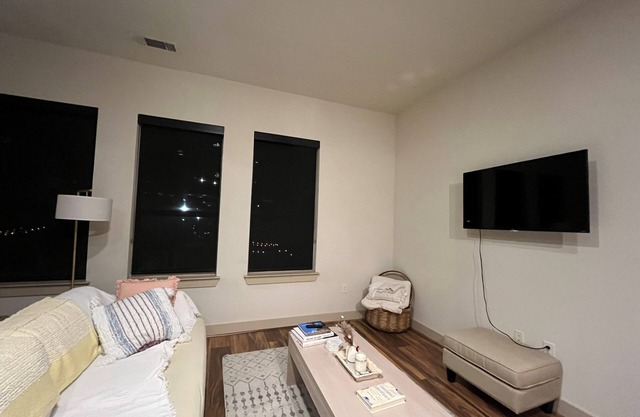 Clean, bright 1-bedroom walking distance to Downtown Austin