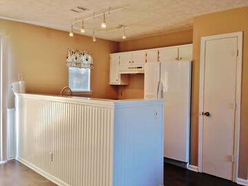 Clean & Cozy Savannah House Near Tybee Beaches!