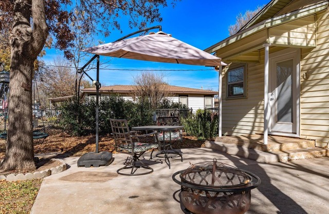 Clean & Happy beachvibes! Great yard & Firepit out back! Some pets welcome!