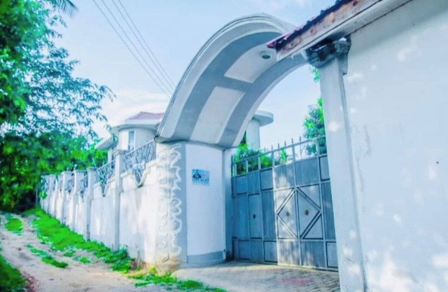 Clean Luxury Home with 3 bedrooms and free parking