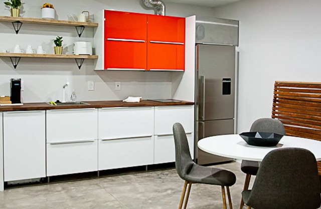 Clean modern studio, 6 min drive to U of M!