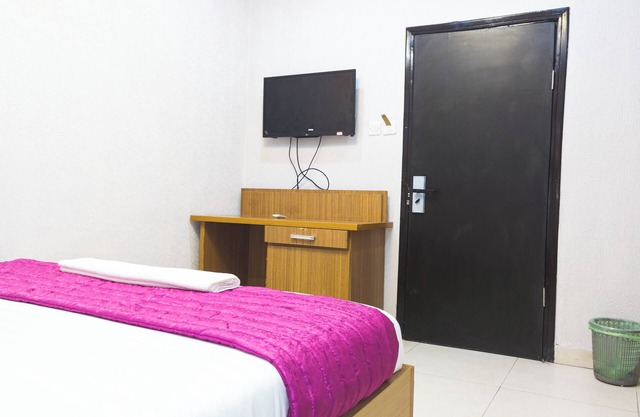 Clean Single Room in Lagos Suitable for Getaway and Remote Work