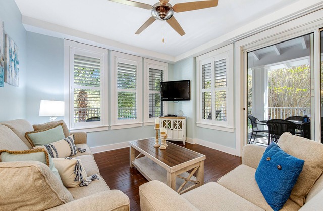 Clean, waterfront condo w/picture-perfect sunrises & shared pool/hot tub