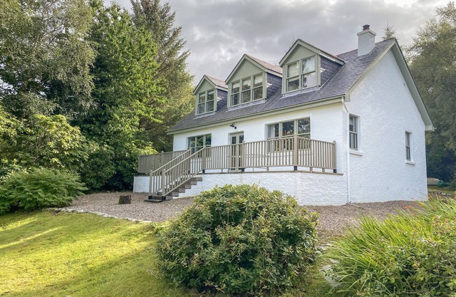 CLEARWATER HOUSE, family friendly, with open fire in Glenuig