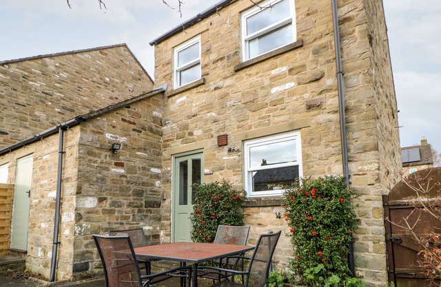 CLEEVE COTTAGE, family friendly, with open fire in Middleham