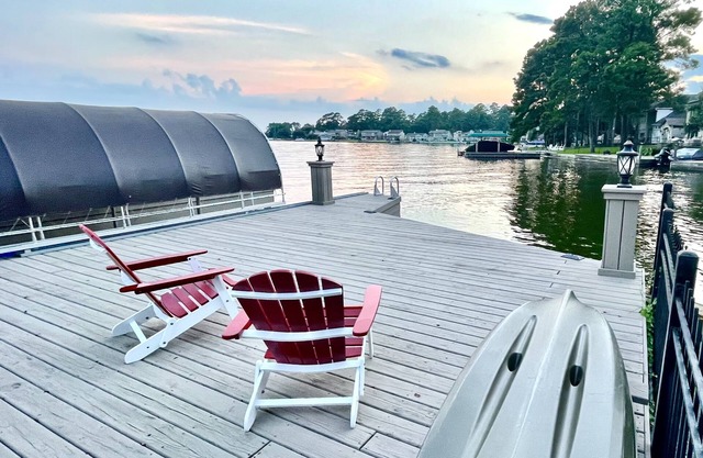 Clemens' Cottage - Lakefront Bungalow on Lake Conroe w/Private Dock & Boat Slip