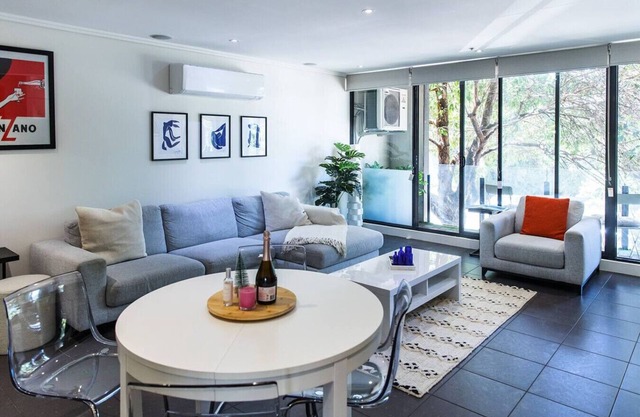 Cleo, Indoor pool and gym. Central location