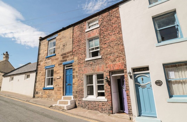 CLEVELYN, pet friendly, character holiday cottage in Staithes