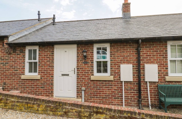 CLICKETY-CLACK COTTAGE, family friendly, with a garden in Whitby