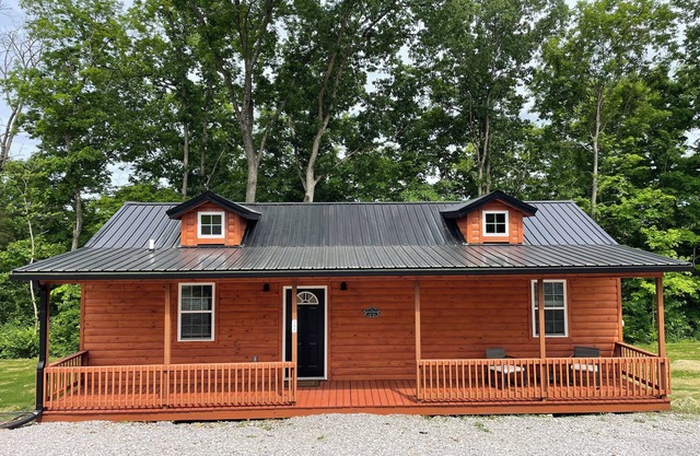 Cliffside Hideaway-New custom cabin, 3 boat ramps, walk to 5 restaurants/bars