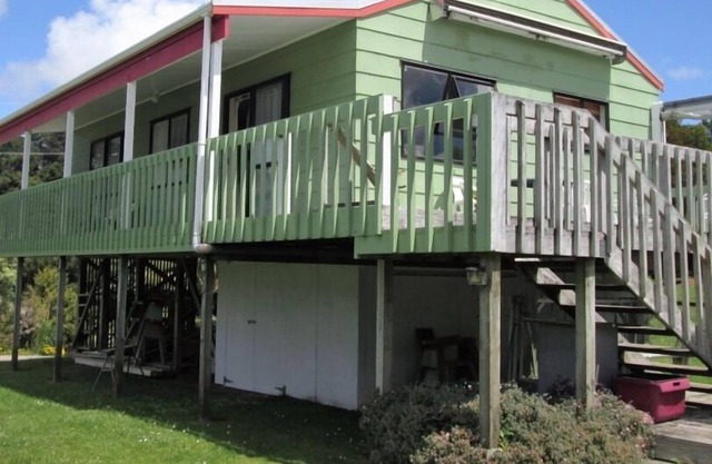Close to beaches, cafes and popular golf course.