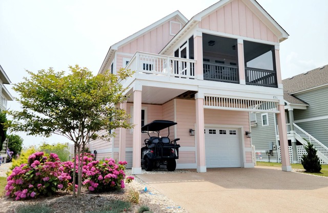 Close to beach, on the golf course in TCC! Pool, spa, and 6 seat golf cart!n