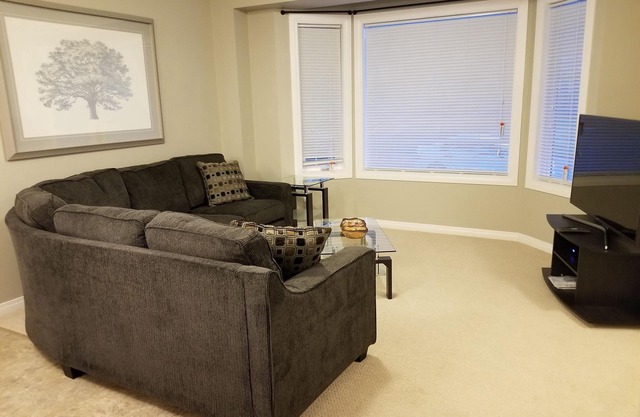 Close to Downtown. 5bedrms with 2 full kitchen and 2 laundry facilities