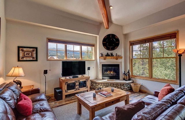 Close to downtown Breckenridge, vaulted ceilings, walk to mountain, hot tubs!