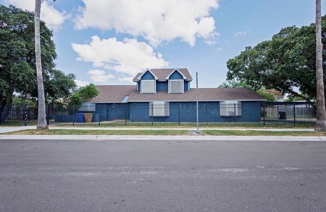 Close to hospitals/shopping centers/parks/beaches