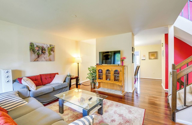 Close to Hospital & Dulles: Herndon Townhome