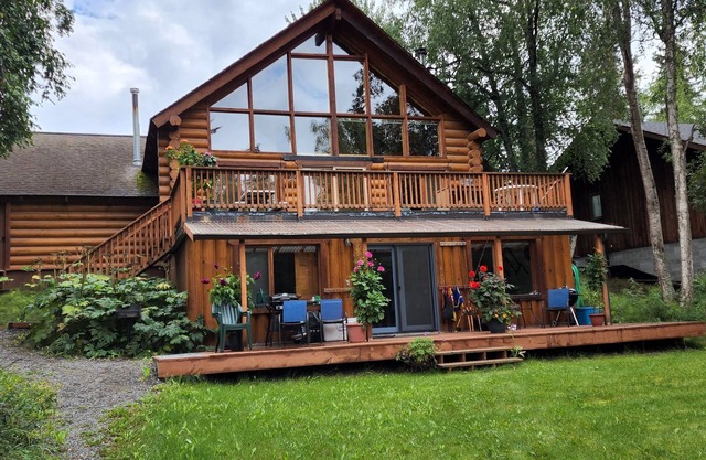 Close to Soldotna, large home on the Kenai River. Sleeps 15, 7 bedrooms, 6 bath