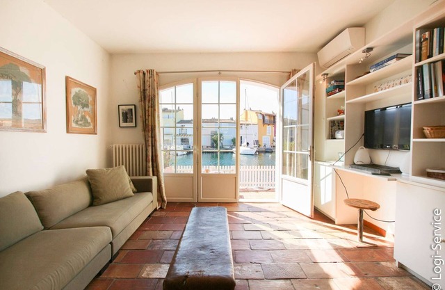 Close to the beach 2 houses 11 persons et mooring